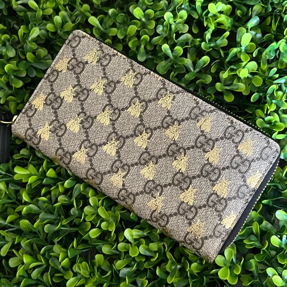 Like new Gucci Supreme Bee long wallet with zipper, with dust bag only - Picture 2 of 9